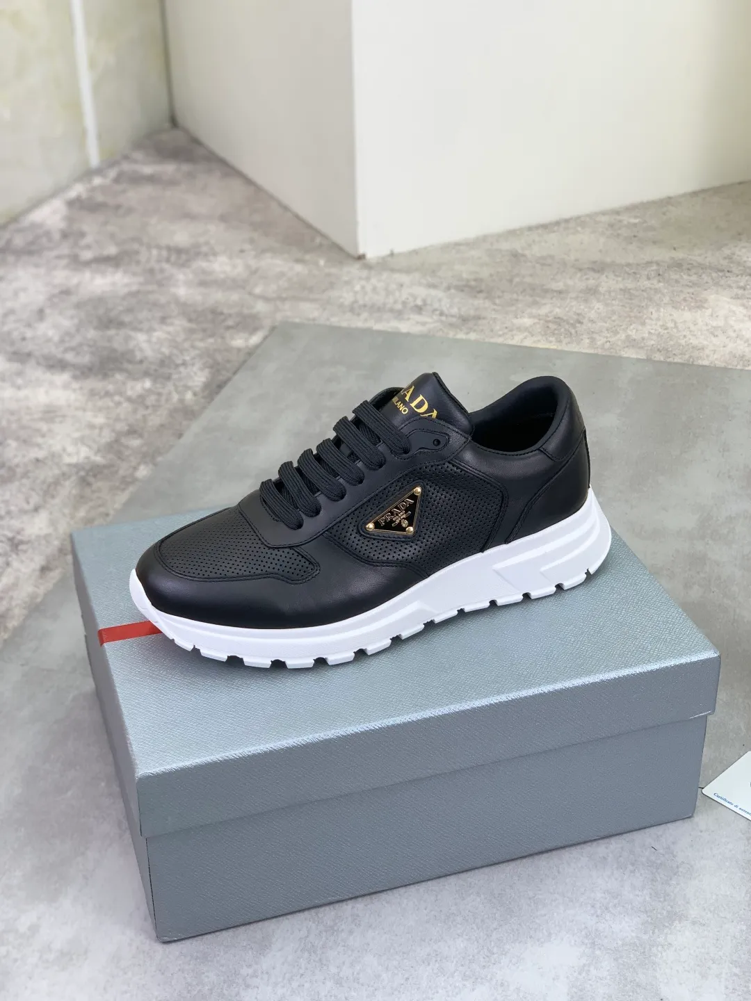 Men's shoes 💰P520 new (higher version) new PRADA (Prada) classic models are on the market at the same time, new men's shoes, 😘fabrics are selected from original imported calfskin. First layer of imported cowhide lining. The original version is awesome! 👍🏿Original open-molded non-slip PU outsole, with exquisite lines, simple and elegant, super comfortable and classy on foot, suitable for leisure travel. Code number: 38-45 (46 customized) 2️⃣ colors available